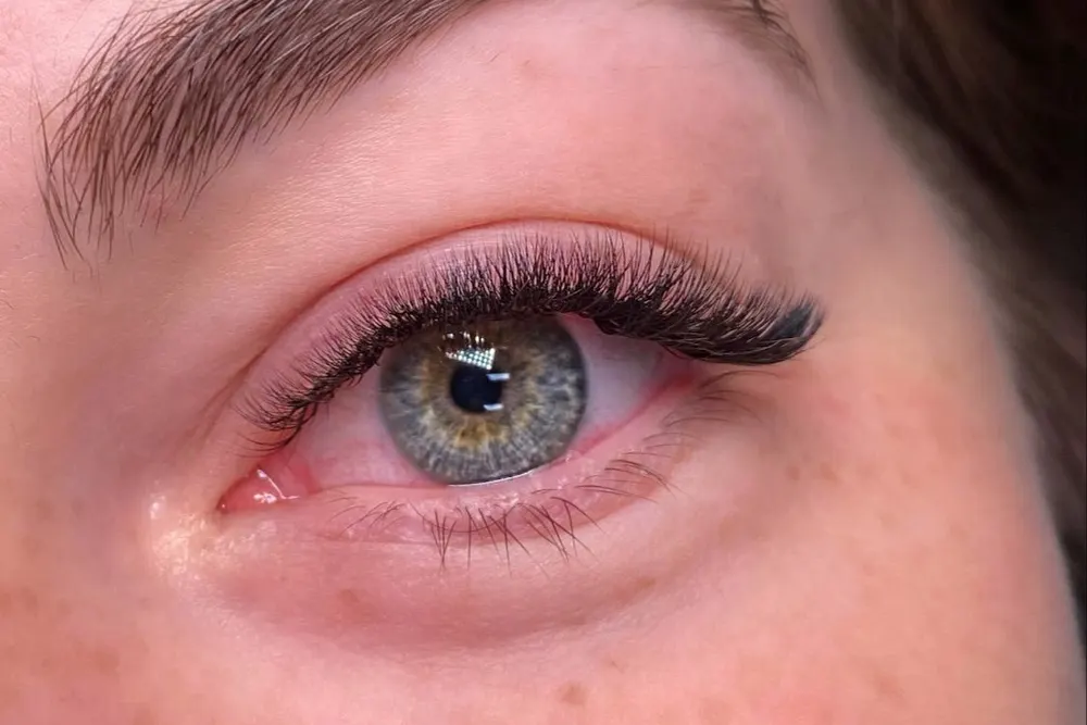 Stylizacja rzęs — delikatny, naturalny efekt, zbliżenie oka